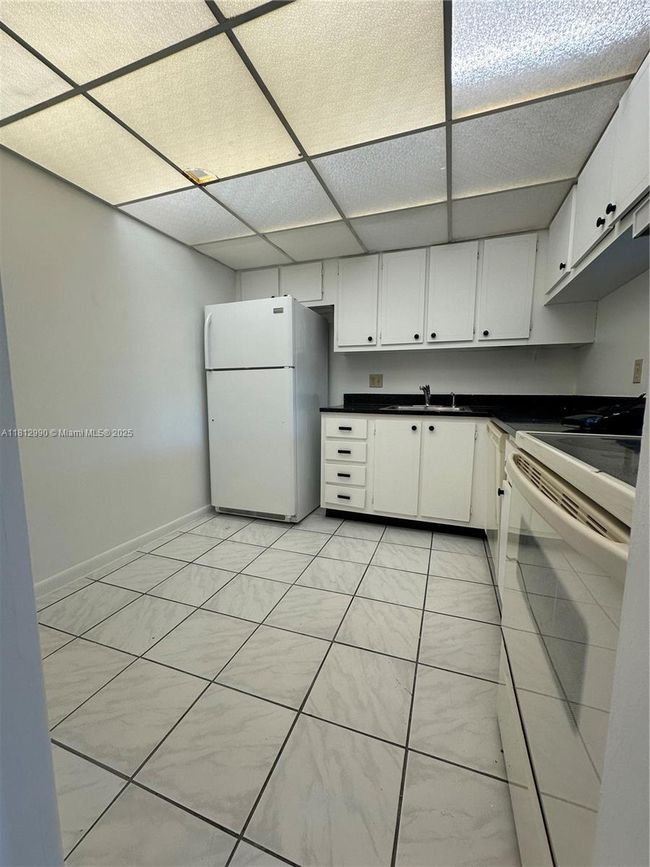 APT-2N - 500 Executive Center Dr, Condo with 2 bedrooms, 2 bathrooms and null parking in West Palm Beach FL | Image 8