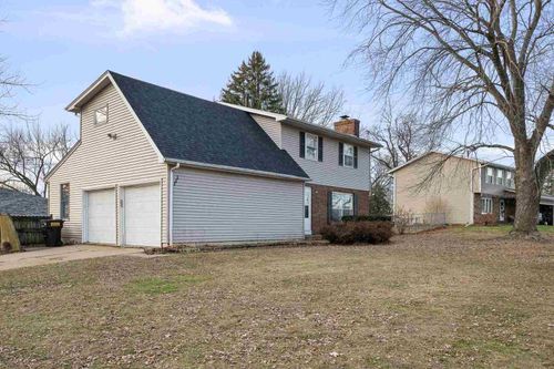 111 Hillside Dr, Eldridge, IA, 52748-9639 | Card Image