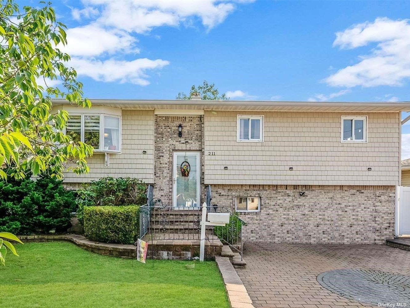 Riviera Pkwy, Lindenhurst, NY 11757