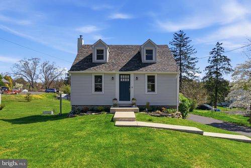 18 Perkiomen Ave, SCHWENKSVILLE, PA, 19473-1737 | Card Image