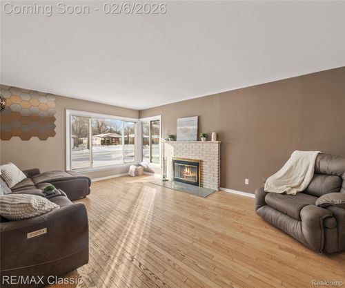 19350 Antago St, Livonia, MI, 48152-2512 | Card Image