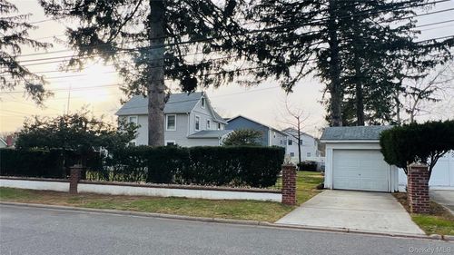 41 Stone Ave, Babylon, NY, 11703-4111 | Card Image