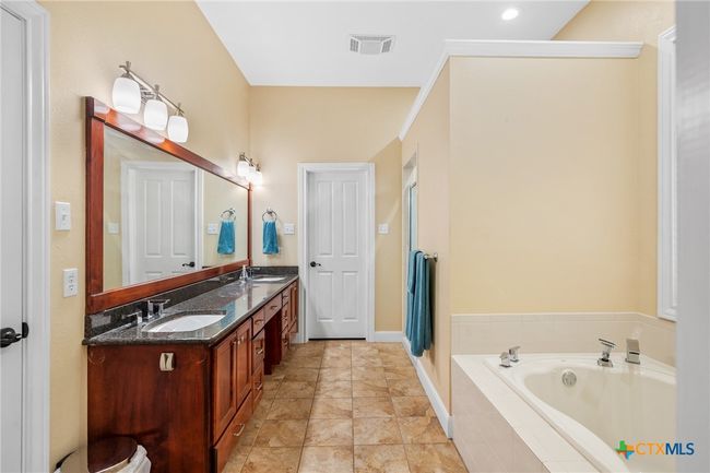 404 Iron Gate, House other with 5 bedrooms, 5 bathrooms and null parking in Victoria TX | Image 27