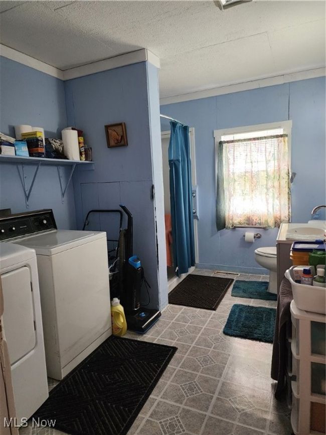 Full bath with Laundry area | Image 19