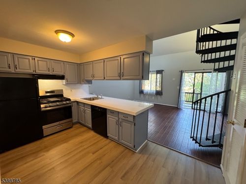 unit-4-3 Point O Woods Ter, Vernon, NJ, 07462-2550 | Card Image