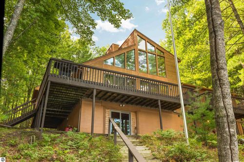 10 Island View Dr, Traverse City, MI, 49696-9497 | Card Image