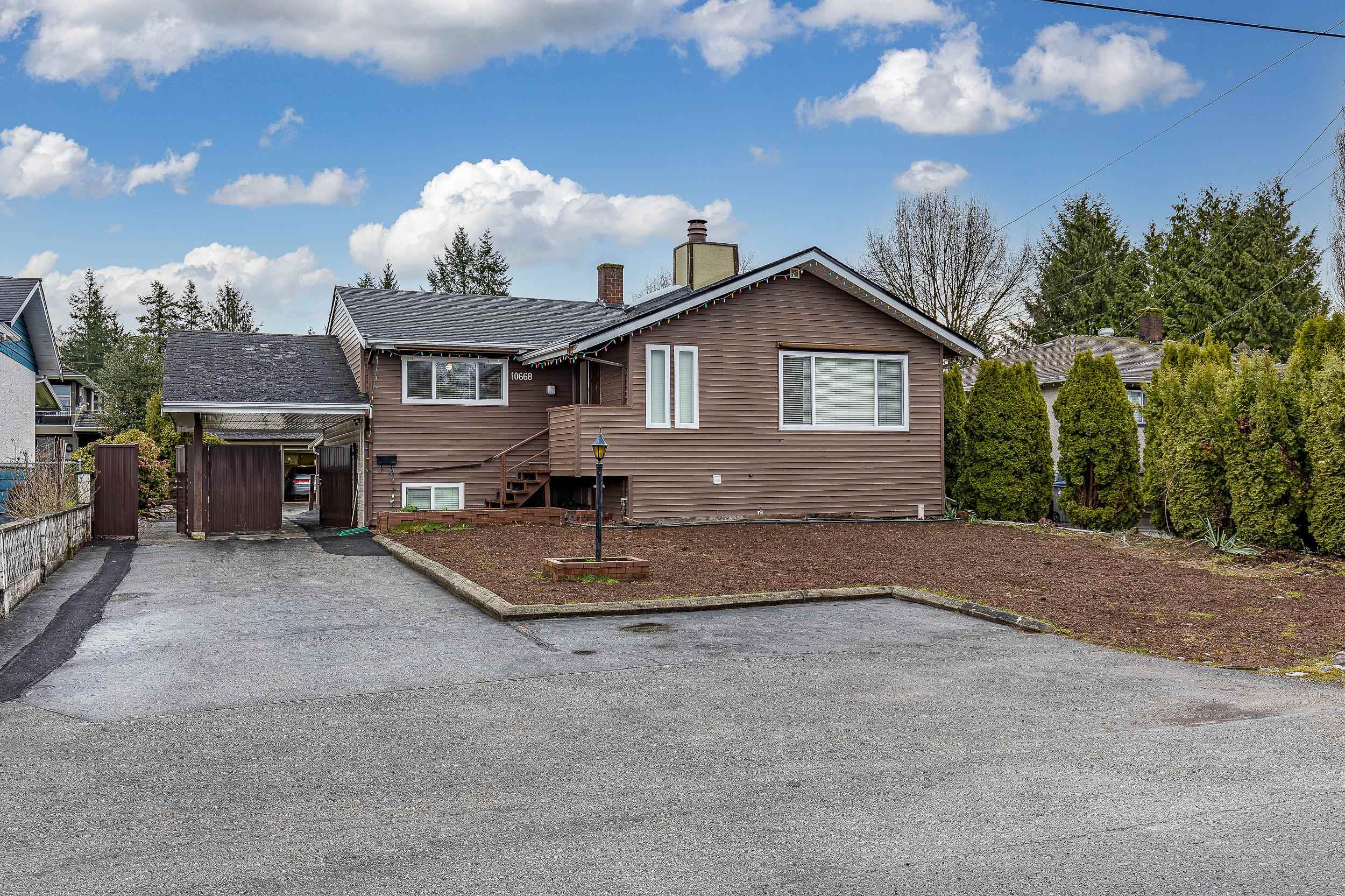 10668 141 Street, House other with 6 bedrooms, 4 bathrooms and 6 parking in Surrey BC | Image 1