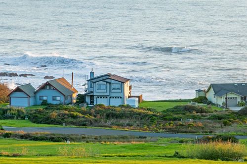 86 Steelhead Ct, Whitethorn, CA, 95589-9147 | Card Image