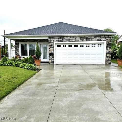6363 Lockhaven Dr, Brook Park, OH, 44142-3727 | Card Image
