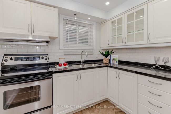 39 Seaborn Rd, House attached with 5 bedrooms, 2 bathrooms and 4 parking in Brampton ON | Image 10