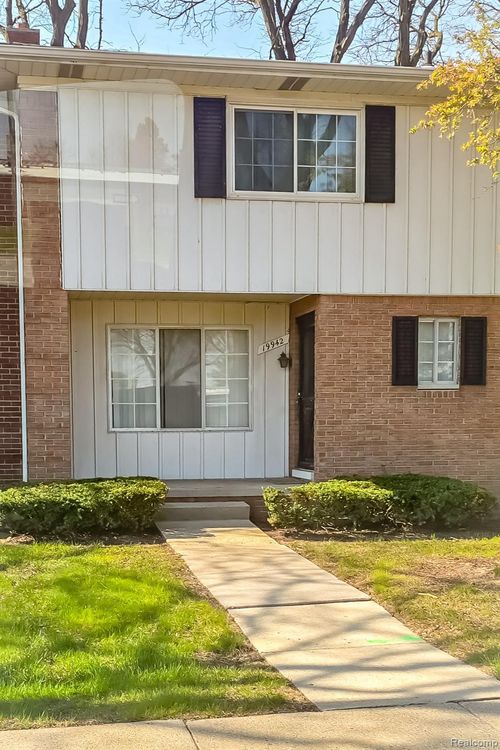 19942 Vernier Rd, Harper Woods, MI, 48225-1427 | Card Image