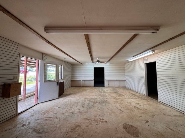 Entry room to retail area | Image 9