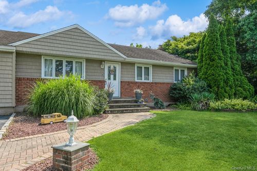4 Magenta Ln, E Northport, NY, 11731-5116 | Card Image