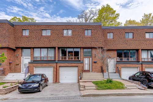 38 Stately Way, Thornhill, ON, L3T3Z8 | Card Image