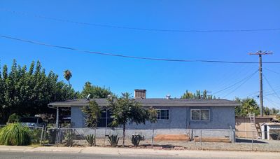 988 E Putnam Avenue, House other with 3 bedrooms, 1 bathrooms and null parking in Porterville CA | Image 2