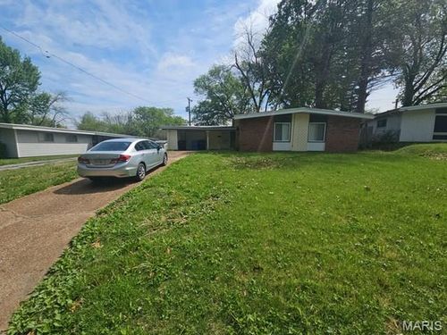 340 Holiday Hill Dr, Florissant, MO, 63033-5617 | Card Image