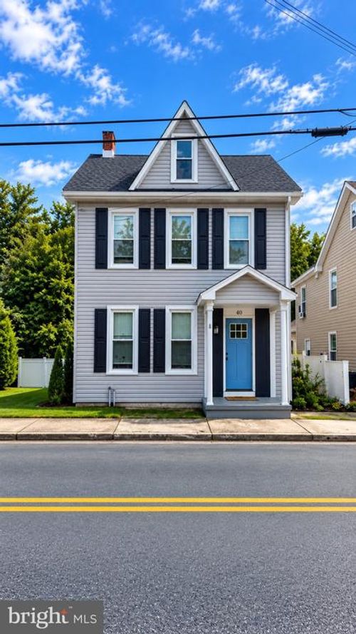40 N Broad St, WAYNESBORO, PA, 17268-1302 | Card Image