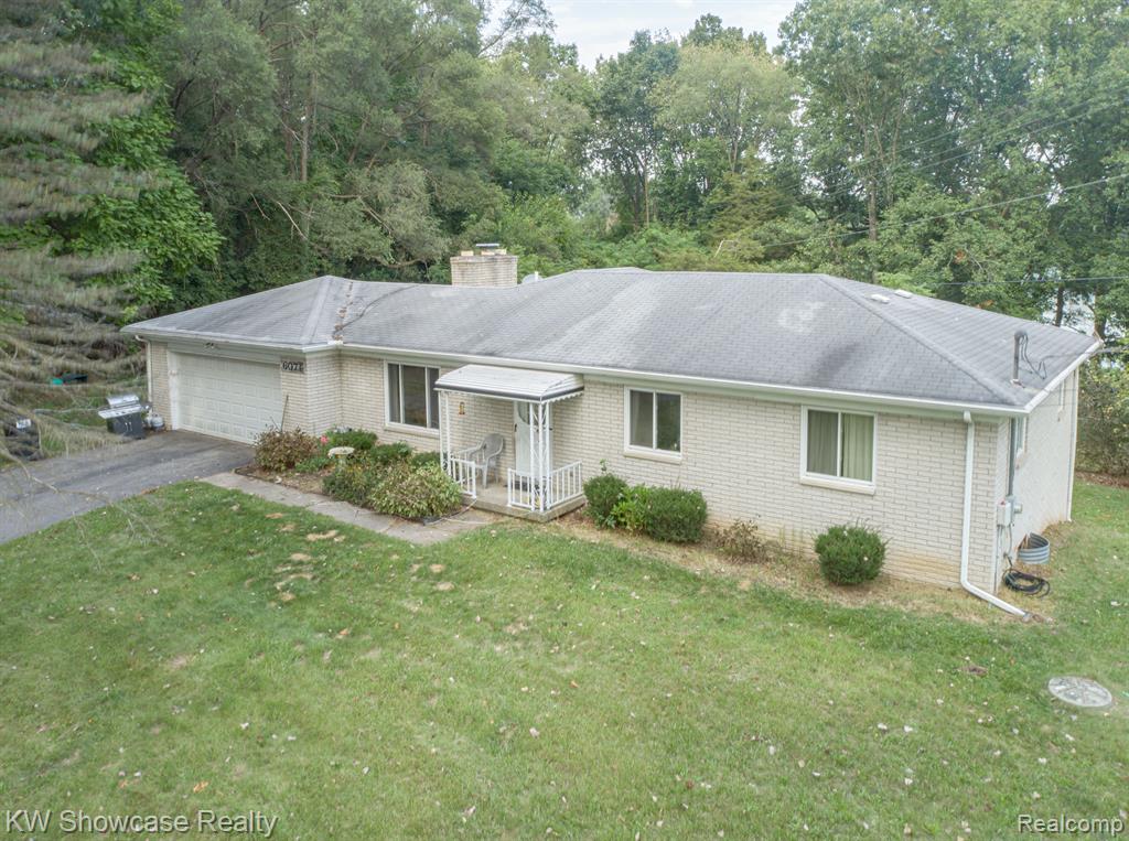 Academy Dr, Brighton, MI 48116