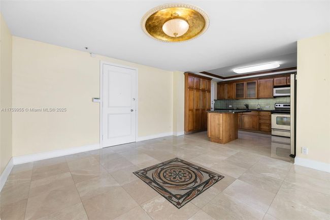 APT-6M - 5055 Collins Ave, Condo with 2 bedrooms, 3 bathrooms and null parking in Miami Beach FL | Image 7