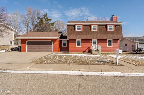 704 Johns Dr, Mandan, ND, 58554-3446 | Card Image