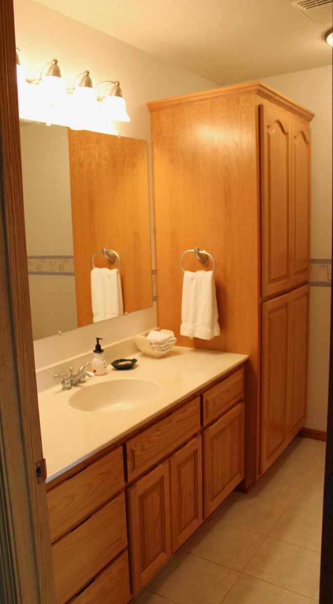 Upper full bathroom. | Image 64