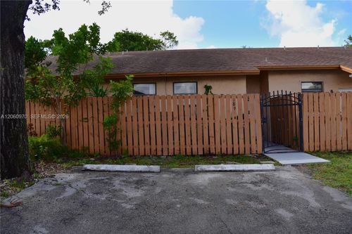 18954-18954 Nw 67th Pl, Hialeah, FL, 33015-2464 | Card Image