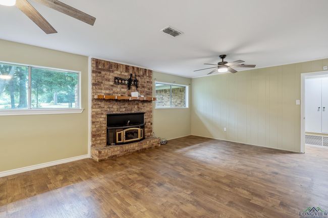 1621 &amp; 1627 Baseball Loop, House other with 5 bedrooms, 3 bathrooms and null parking in Diana TX | Image 7