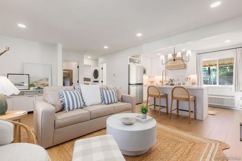 apt-2-210 A St, Encinitas, CA, 92024-3219 | Card Image