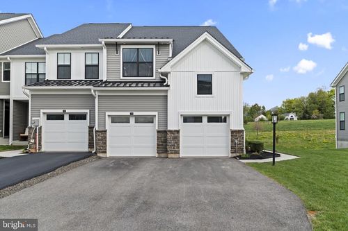 33 Tamarack Cir, Norristown, PA, 19403-1750 | Card Image