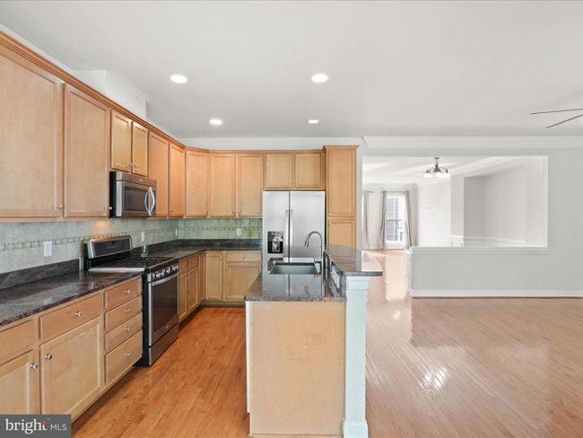 25486 Hopton House Ter, Townhouse with 3 bedrooms, 4 bathrooms and null parking in CHANTILLY VA | Image 4