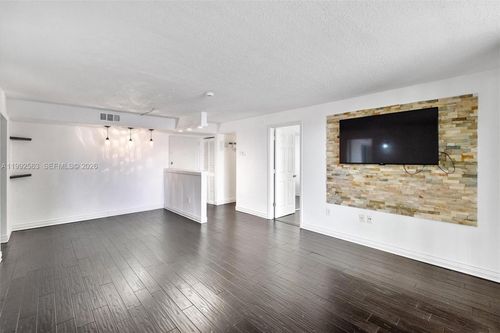 211-1720 Nw N River Dr, Miami, FL, 33125 | Card Image