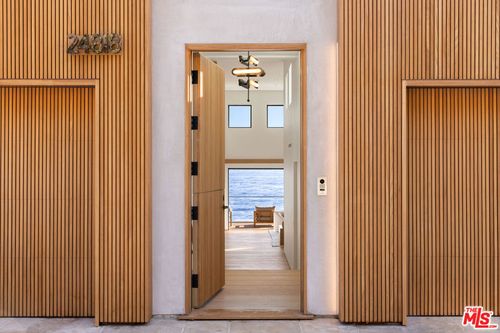 24818 Malibu Rd, Malibu, CA, 90265-4617 | Card Image