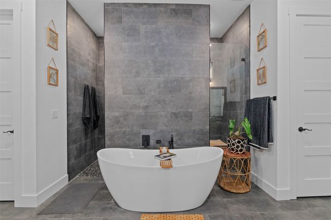 Grand Primary Bathroom | Image 18