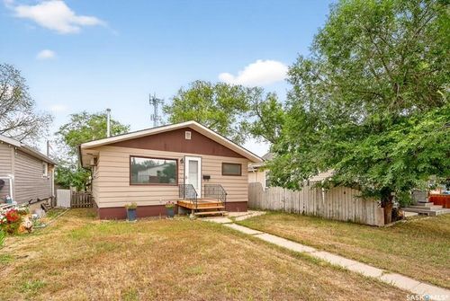1008 Lillooet St W, Moose Jaw, SK, S6H5A1 | Card Image