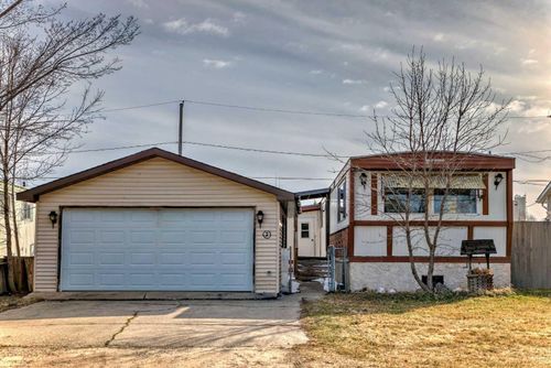 2 21 A Street Close, Home with 2 bedrooms, 1 bathrooms and 4 parking in Bowden AB | Card Image