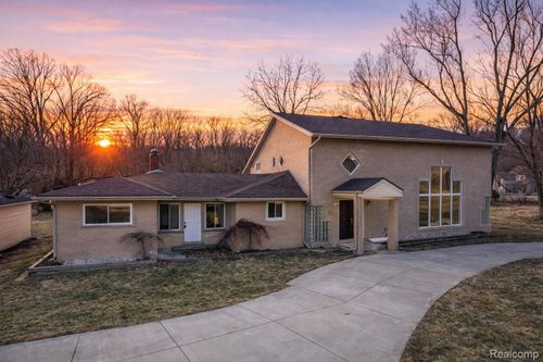 19580 Parke Ln, Grosse Ile, MI, 48138-1023 | Card Image
