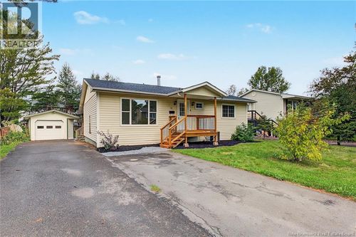 91 Bates St, House with 5 bedrooms, 2 bathrooms and null parking in Fredericton NB | Card Image