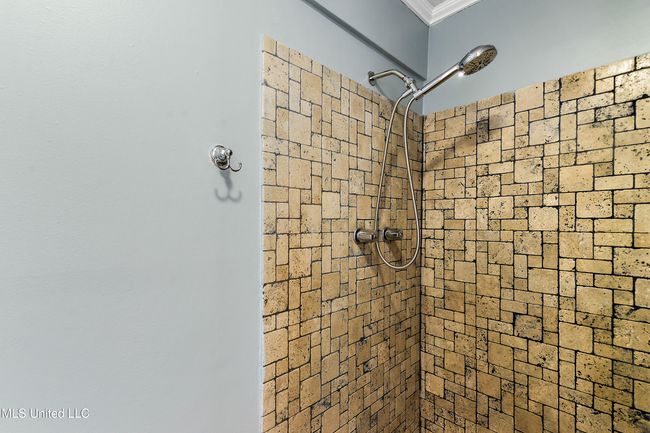 414 Denontluzin shower | Image 14
