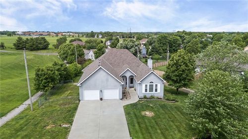 17603 157th St, Basehor, KS, 66007-7377 | Card Image