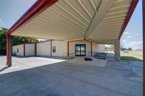 205 N Davis St, Chico, TX, 76431-1935 | Card Image