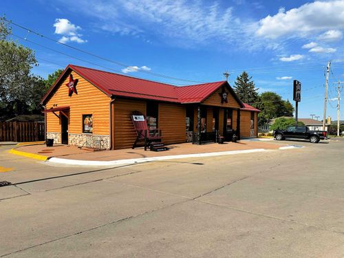 2040 Kimball Ave, Waterloo, IA, 50702-5019 | Card Image