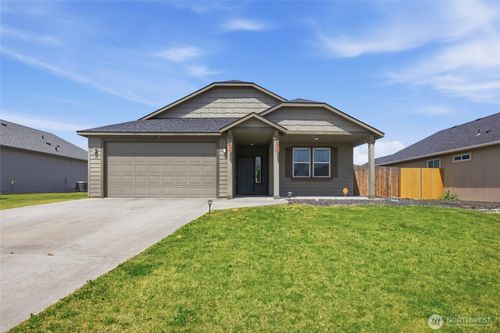425 S Trillium Way, Moses Lake, WA, 98837-3357 | Card Image