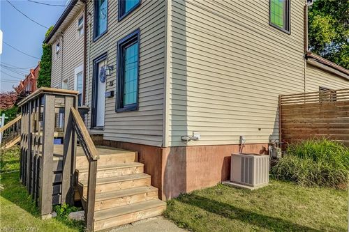 201 Barton St W, Hamilton, ON, L8R2H3 | Card Image