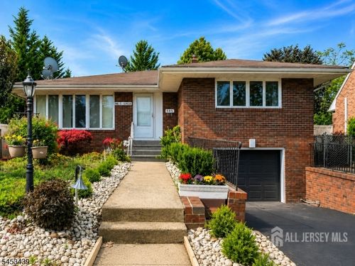 585 Noe Ave, Woodbridge, NJ, 07095-3022 | Card Image