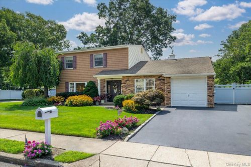 46 Berkshire Road, Islip, NY, 11741 | Card Image