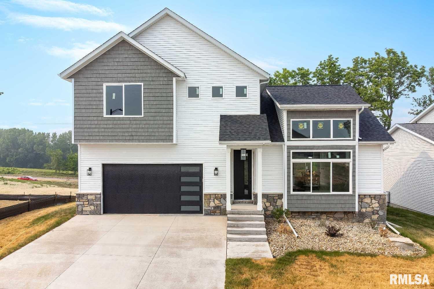 38th Pl, Davenport, IA 52806