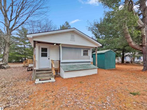 10733 Freeman Rd, Mesick, MI, 49668-9582 | Card Image