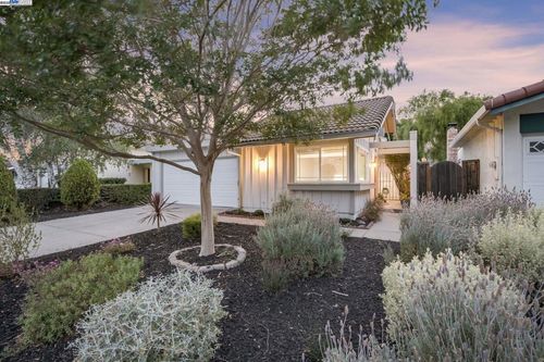 3871 Dryden Rd, Fremont, CA, 94555-3176 | Card Image