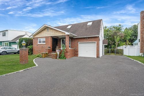 361 35th St, Lindenhurst, NY, 11757-2645 | Card Image