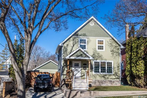 832 Algoma Ave, Moose Jaw, SK, S6H3Z3 | Card Image